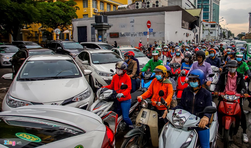 Kẹt xe triền miên ở đường Tôn Đức Thắng vì công trường ì ạch - Ảnh 3. Kẹt xe triền miên ở đường Tôn Đức Thắng vì công trường ì ạch - Ảnh 3.
