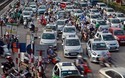Hà Nội: Xe taxi 'dàn trận' trước cổng nhiều bệnh viện lớn