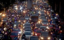 Hà Nội kẹt cứng sau cơn mưa lớn giữa giờ tan tầm