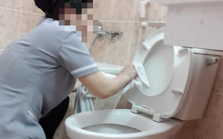 Góc khuất vệ sinh khách sạn: Dùng khăn tắm lau bồn cầu