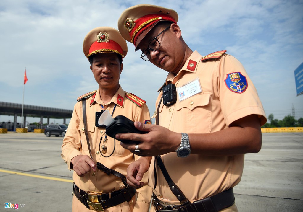 CSGT lần đầu sử dụng camera đeo cổ trong cuộc tổng kiểm tra - Ảnh 2. CSGT lần đầu sử dụng camera đeo cổ trong cuộc tổng kiểm tra - Ảnh 2.