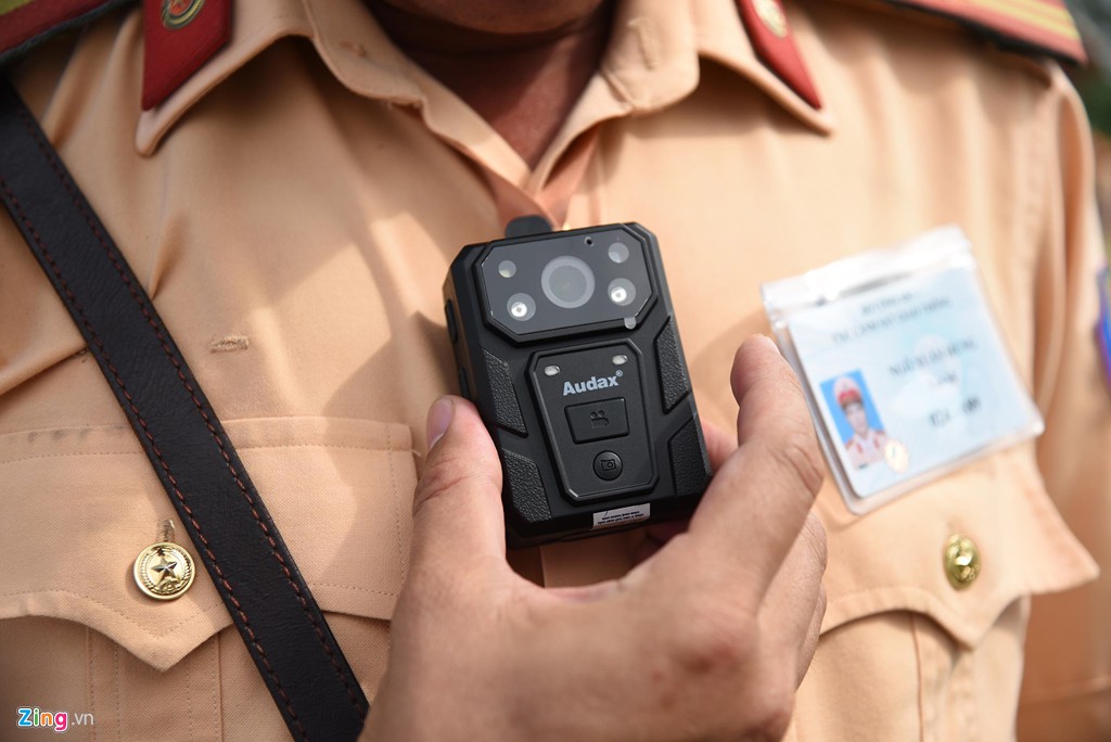 CSGT lần đầu sử dụng camera đeo cổ trong cuộc tổng kiểm tra - Ảnh 3. CSGT lần đầu sử dụng camera đeo cổ trong cuộc tổng kiểm tra - Ảnh 3.