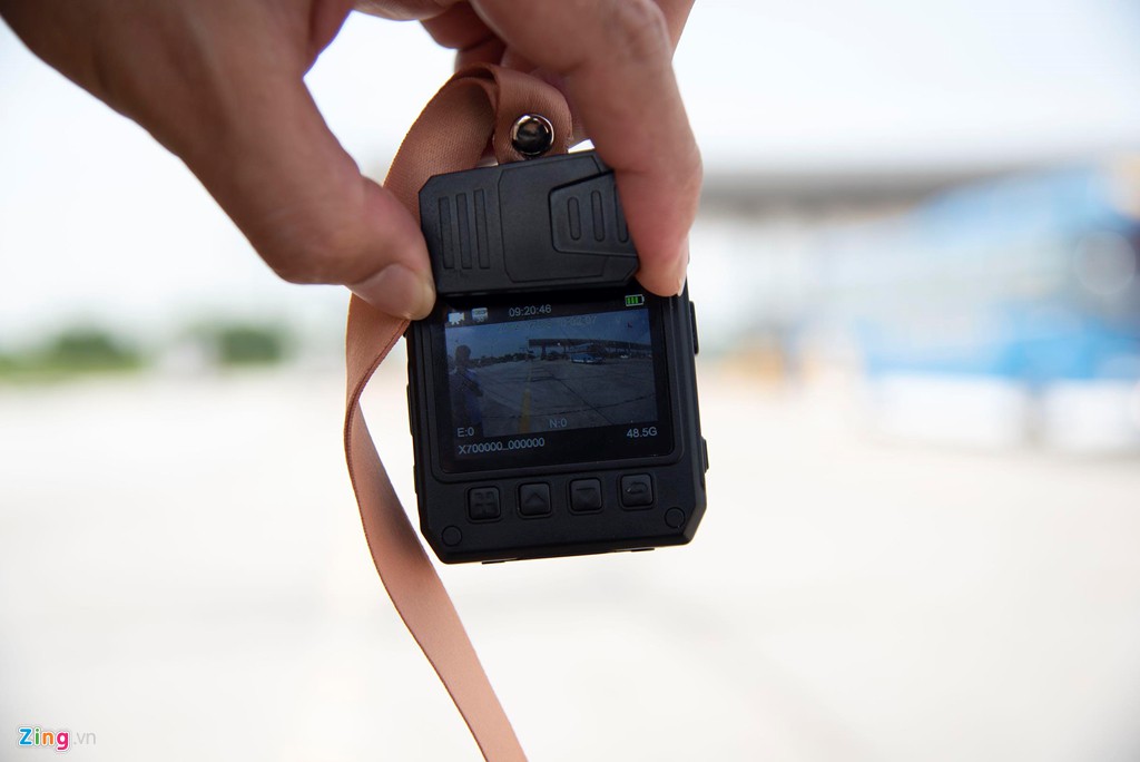 CSGT lần đầu sử dụng camera đeo cổ trong cuộc tổng kiểm tra - Ảnh 4. CSGT lần đầu sử dụng camera đeo cổ trong cuộc tổng kiểm tra - Ảnh 4.