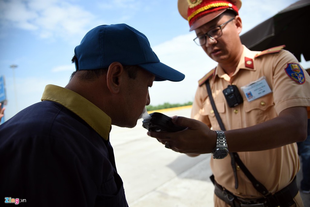 CSGT lần đầu sử dụng camera đeo cổ trong cuộc tổng kiểm tra - Ảnh 5. CSGT lần đầu sử dụng camera đeo cổ trong cuộc tổng kiểm tra - Ảnh 5.