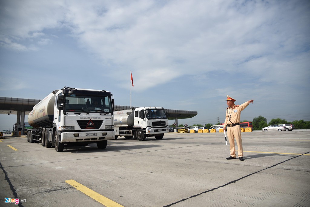 CSGT lần đầu sử dụng camera đeo cổ trong cuộc tổng kiểm tra - Ảnh 6. CSGT lần đầu sử dụng camera đeo cổ trong cuộc tổng kiểm tra - Ảnh 6.