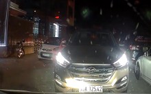 Tài xế santafe nhận 'mưa gạch đá' vì bị cho rằng 'ngoan cố' không nhường đường