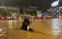 Quốc lộ 13 mênh mông nước, hàng ngàn xe kẹt cứng: Becamex IDC nói gì?
