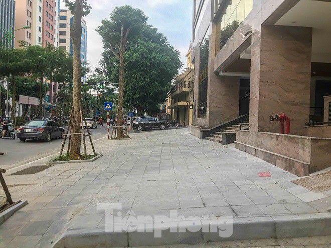 Xuất hiện vỉa hè 'đế vương' giành lối đi chung của đại gia Hà Nội - Ảnh 1.