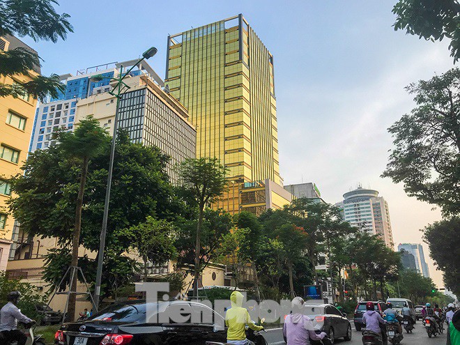 Xuất hiện vỉa hè 'đế vương' giành lối đi chung của đại gia Hà Nội - Ảnh 10.