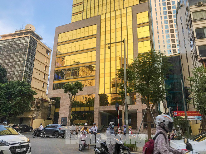Xuất hiện vỉa hè 'đế vương' giành lối đi chung của đại gia Hà Nội - Ảnh 11.