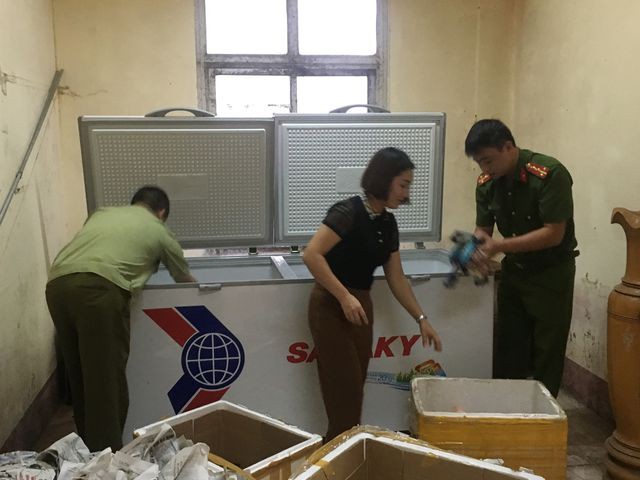 'Hoảng hốt' khi xem tiêu hủy kem: Chính là loại kem Trung Quốc vừa ăn - Ảnh 2. 'Hoảng hốt' khi xem tiêu hủy kem: Chính là loại kem Trung Quốc vừa ăn - Ảnh 2.