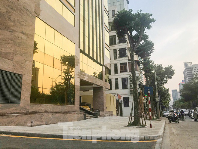 Xuất hiện vỉa hè 'đế vương' giành lối đi chung của đại gia Hà Nội - Ảnh 2.