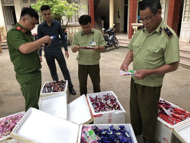 'Hoảng hốt' khi xem tiêu hủy kem: Chính là loại kem Trung Quốc vừa ăn - Ảnh 4. 'Hoảng hốt' khi xem tiêu hủy kem: Chính là loại kem Trung Quốc vừa ăn - Ảnh 4.