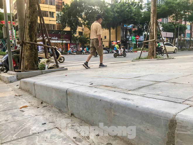 Xuất hiện vỉa hè 'đế vương' giành lối đi chung của đại gia Hà Nội - Ảnh 4.