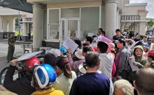 Người dân Thủ Thiêm đến UBND quận nhiều ngày liền đòi quyền lợi