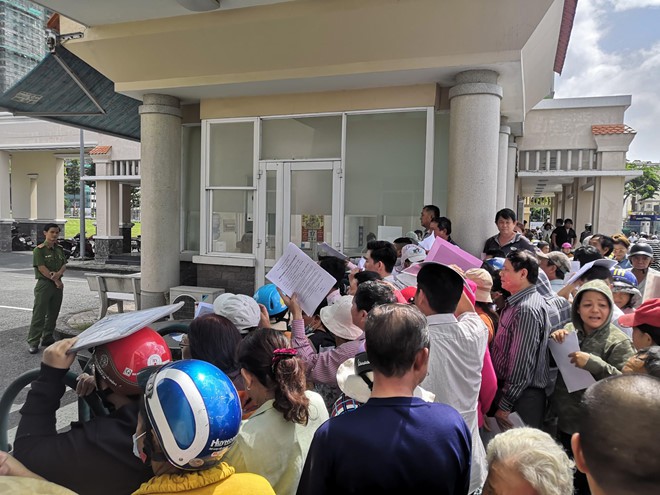 Người dân Thủ Thiêm đến UBND quận nhiều ngày liền đòi quyền lợi - Ảnh 1. Người dân Thủ Thiêm đến UBND quận nhiều ngày liền đòi quyền lợi - Ảnh 1.