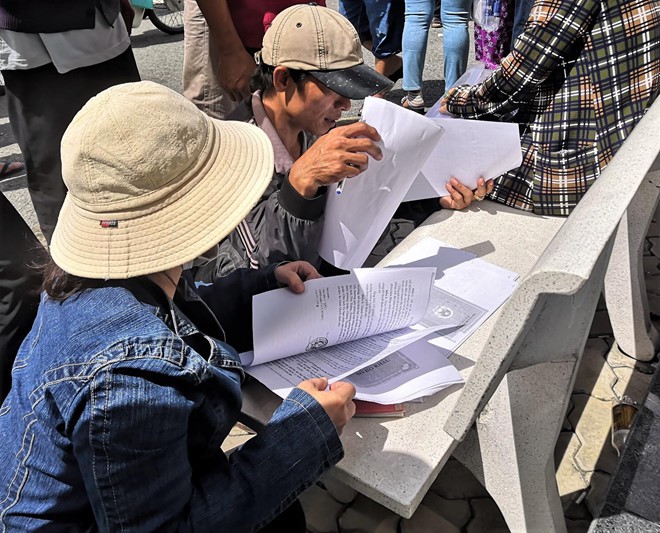 Người dân Thủ Thiêm đến UBND quận nhiều ngày liền đòi quyền lợi - Ảnh 2. Người dân Thủ Thiêm đến UBND quận nhiều ngày liền đòi quyền lợi - Ảnh 2.