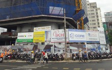 Đà Nẵng: Dân hú vía vì móc cần cẩu hàng trăm kg rơi từ công trình Liberty Central xuống ngã ba đường