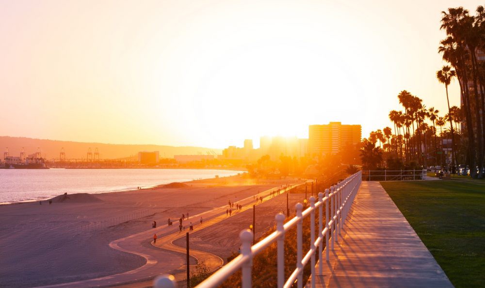 bigs-Beautiful-sunset-over-the-Long-Beach-coastline-with-palm-trees-and-buildings-silhouettes-Ca-Large-e1513921721742-1000x595 bigs-Beautiful-sunset-over-the-Long-Beach-coastline-with-palm-trees-and-buildings-silhouettes-Ca-Large-e1513921721742-1000x595