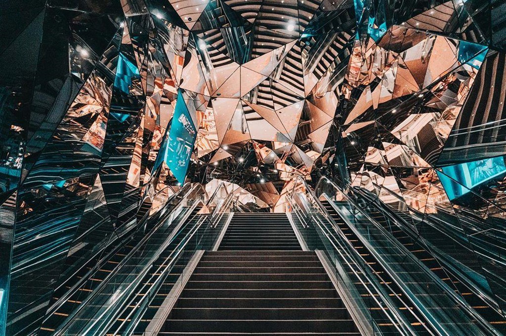 Vòm kính phân mảnh như 'đa vũ trụ' giao nhau gây sốt ở Tokyo - Ảnh 1.