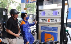Giá xăng dầu hôm nay 3/7: Trong nước vọt lên, thế giới sụt giảm