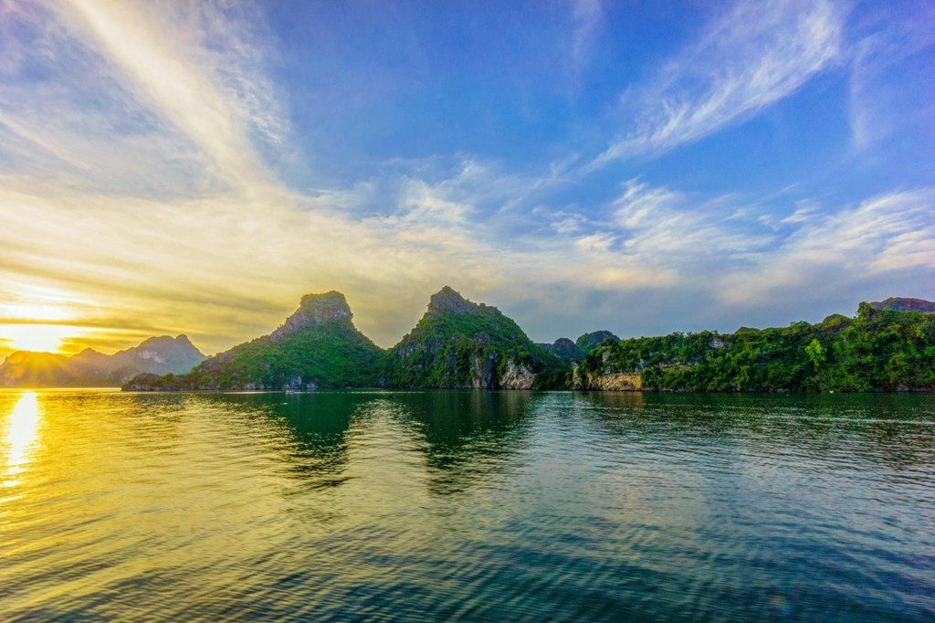 Vịnh Hạ Long vào top 10 điểm ngắm bình minh đẹp nhất thế giới - Ảnh 6. Vịnh Hạ Long vào top 10 điểm ngắm bình minh đẹp nhất thế giới - Ảnh 6.