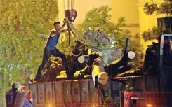 Hà Nội: Công nhân đội mưa di chuyển hàng cây hoa sữa trong đêm trên phố Trích Sài