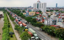 Tuyến đường xe container rồng rắn chèn ép các phương tiện giao thông