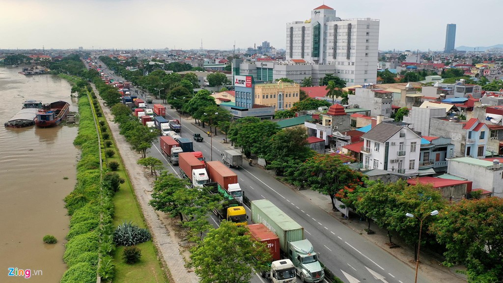 Tuyến đường xe container rồng rắn chèn ép các phương tiện giao thông - Ảnh 1. Tuyến đường xe container rồng rắn chèn ép các phương tiện giao thông - Ảnh 1.