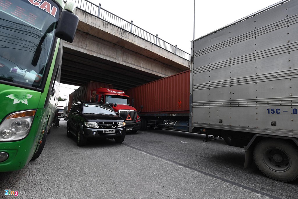 Tuyến đường xe container rồng rắn chèn ép các phương tiện giao thông - Ảnh 11. Tuyến đường xe container rồng rắn chèn ép các phương tiện giao thông - Ảnh 11.