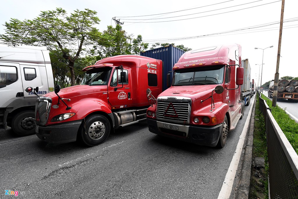 Tuyến đường xe container rồng rắn chèn ép các phương tiện giao thông - Ảnh 12. Tuyến đường xe container rồng rắn chèn ép các phương tiện giao thông - Ảnh 12.