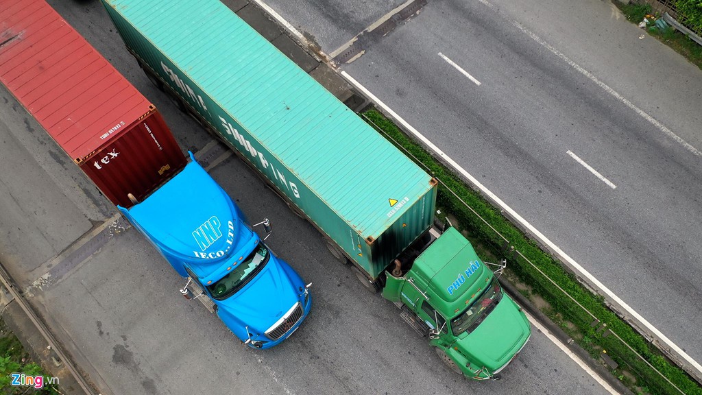 Tuyến đường xe container rồng rắn chèn ép các phương tiện giao thông - Ảnh 13. Tuyến đường xe container rồng rắn chèn ép các phương tiện giao thông - Ảnh 13.