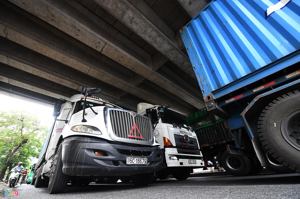 Tuyến đường xe container rồng rắn chèn ép các phương tiện giao thông - Ảnh 14. Tuyến đường xe container rồng rắn chèn ép các phương tiện giao thông - Ảnh 14.