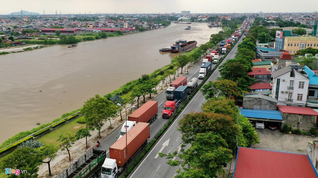 Tuyến đường xe container rồng rắn chèn ép các phương tiện giao thông - Ảnh 2. Tuyến đường xe container rồng rắn chèn ép các phương tiện giao thông - Ảnh 2.