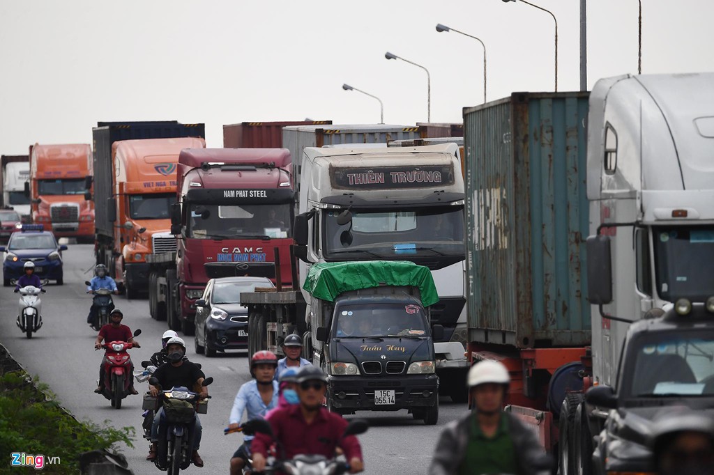 Tuyến đường xe container rồng rắn chèn ép các phương tiện giao thông - Ảnh 3. Tuyến đường xe container rồng rắn chèn ép các phương tiện giao thông - Ảnh 3.