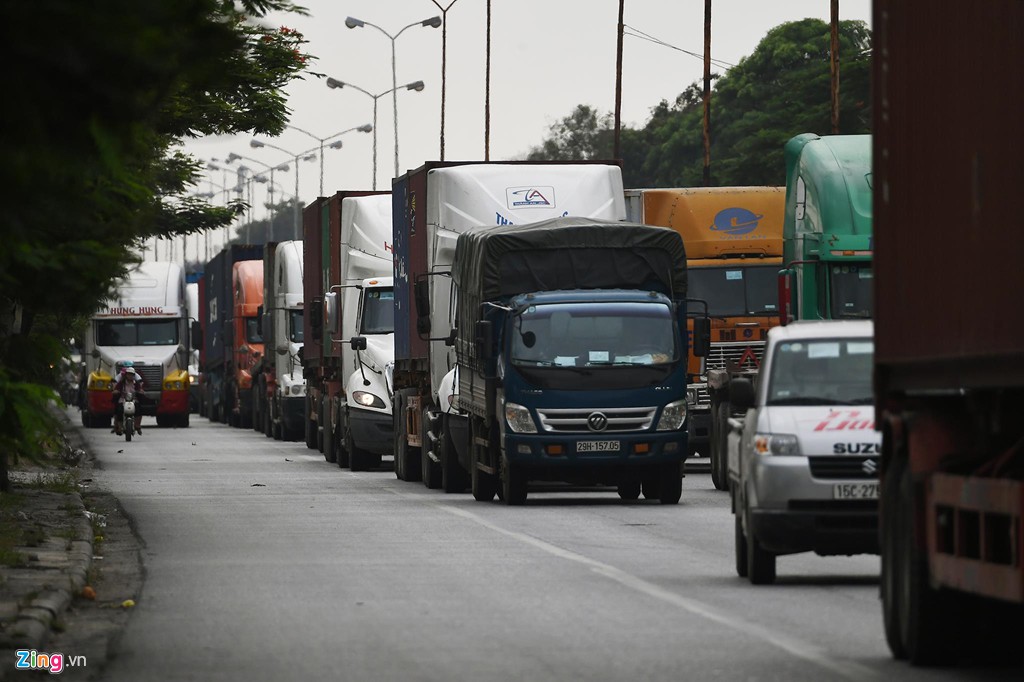 Tuyến đường xe container rồng rắn chèn ép các phương tiện giao thông - Ảnh 5. Tuyến đường xe container rồng rắn chèn ép các phương tiện giao thông - Ảnh 5.