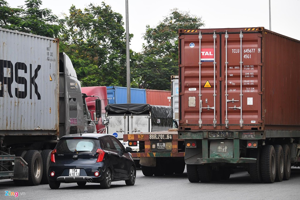 Tuyến đường xe container rồng rắn chèn ép các phương tiện giao thông - Ảnh 7. Tuyến đường xe container rồng rắn chèn ép các phương tiện giao thông - Ảnh 7.
