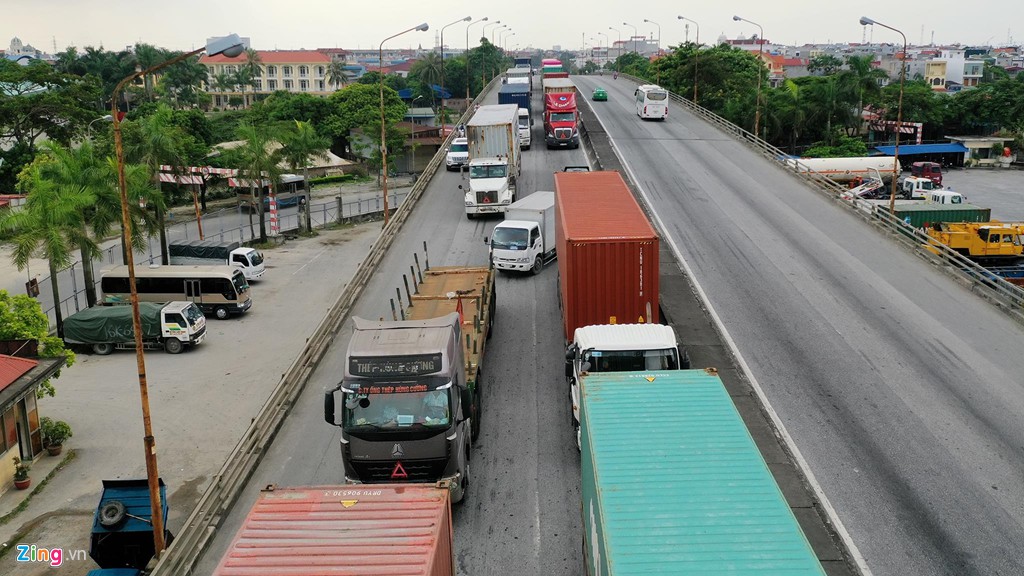 Tuyến đường xe container rồng rắn chèn ép các phương tiện giao thông - Ảnh 8. Tuyến đường xe container rồng rắn chèn ép các phương tiện giao thông - Ảnh 8.