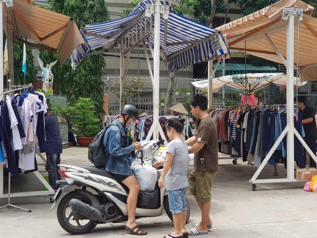Cửa hàng quần áo 0 đồng nơi ai thiếu đến lấy, ai dư đến cho - Ảnh 1.