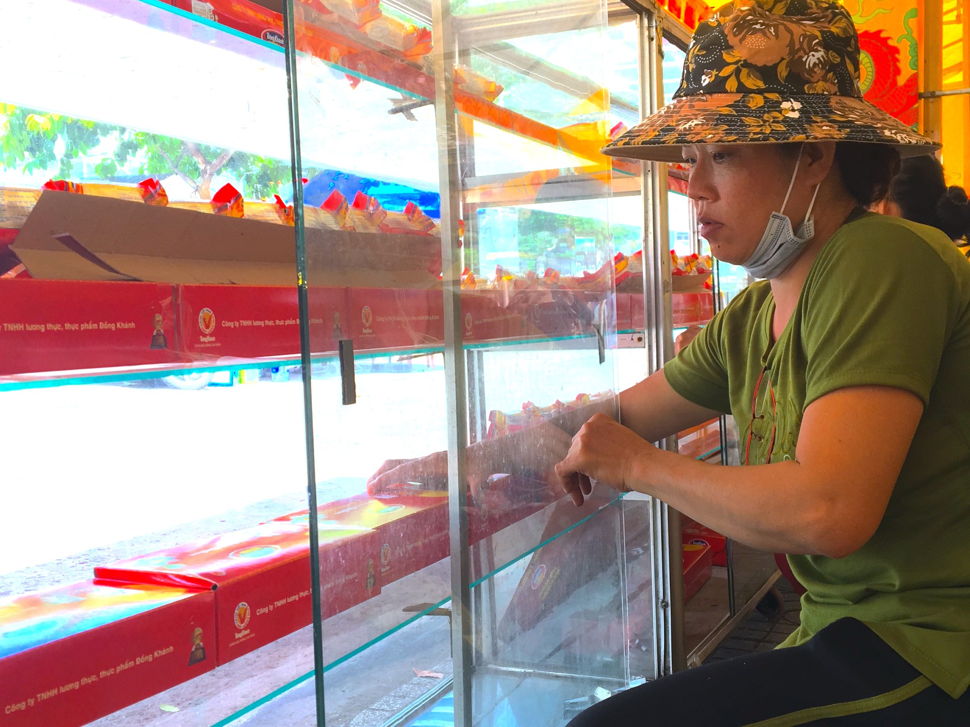 Nhân viên bày bánh Nhân viên bày bánh