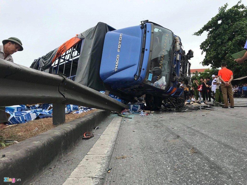 Quốc lộ 5 ngổn ngang sau vụ xe tải đè vào người đi bộ ở Hải Dương - Ảnh 1. Quốc lộ 5 ngổn ngang sau vụ xe tải đè vào người đi bộ ở Hải Dương - Ảnh 1.