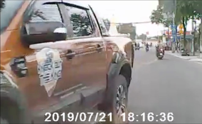 Phạt nguội tài xế xe bán tải 'độ', chạy ngược chiều gây 'bão' mạng - Ảnh 2. Phạt nguội tài xế xe bán tải 'độ', chạy ngược chiều gây 'bão' mạng - Ảnh 2.
