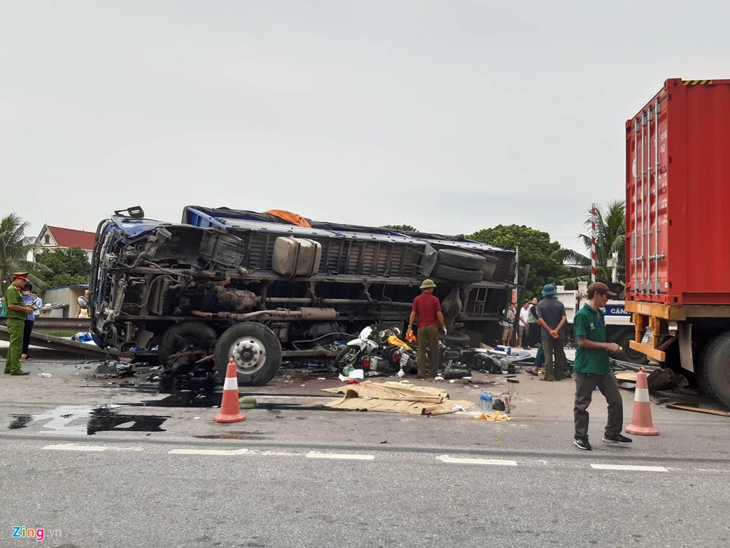 Quốc lộ 5 ngổn ngang sau vụ xe tải đè vào người đi bộ ở Hải Dương - Ảnh 6. Quốc lộ 5 ngổn ngang sau vụ xe tải đè vào người đi bộ ở Hải Dương - Ảnh 6.