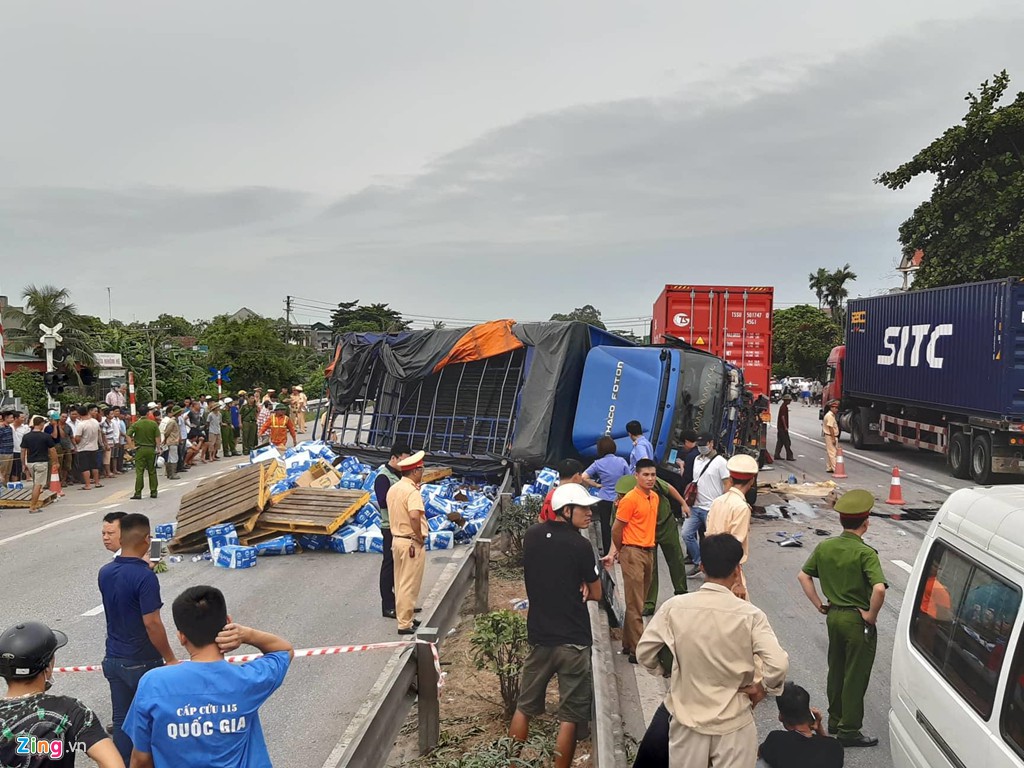 Quốc lộ 5 ngổn ngang sau vụ xe tải đè vào người đi bộ ở Hải Dương - Ảnh 7. Quốc lộ 5 ngổn ngang sau vụ xe tải đè vào người đi bộ ở Hải Dương - Ảnh 7.