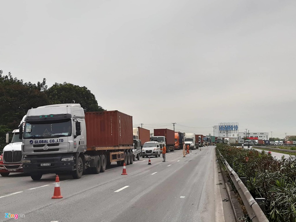 Quốc lộ 5 ngổn ngang sau vụ xe tải đè vào người đi bộ ở Hải Dương - Ảnh 8. Quốc lộ 5 ngổn ngang sau vụ xe tải đè vào người đi bộ ở Hải Dương - Ảnh 8.