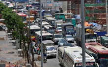 Đường Phạm Văn Đồng tắc dài giữa trưa nắng, taxi leo vỉa hè để 'thoát thân'