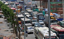 Đường Phạm Văn Đồng tắc dài giữa trưa nắng, taxi leo vỉa hè để 'thoát thân'