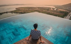 Những khách sạn, resort có bể bơi vô cực 'sang chảnh' nhất Hạ Long