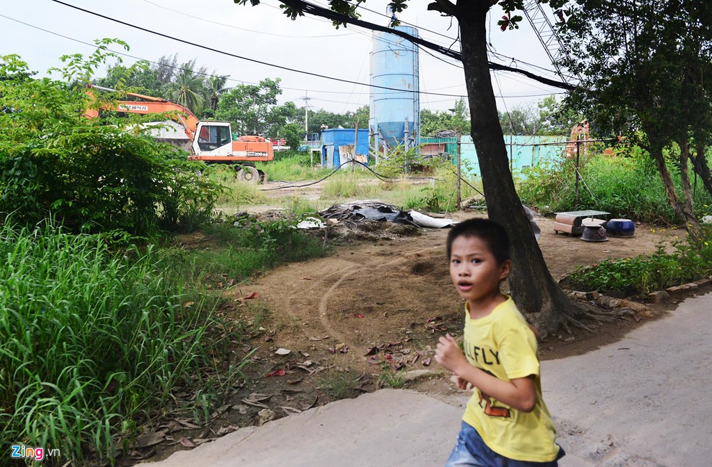 Hiện trạng đường vành đai không rào chắn làm 2 trẻ ở Sài Gòn tử vong - Ảnh 13.