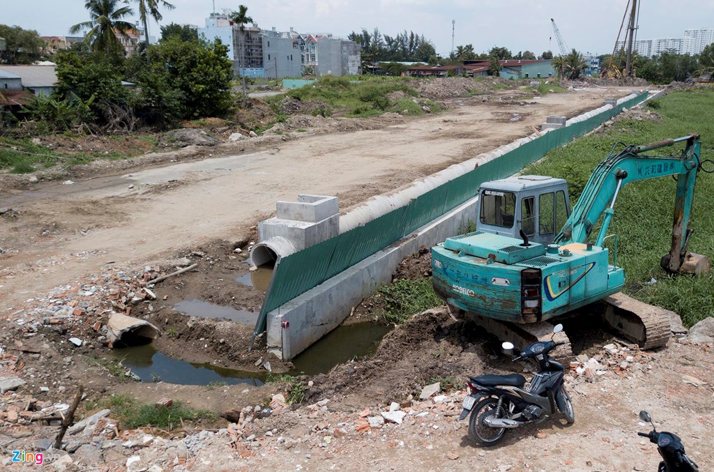 Hiện trạng đường vành đai không rào chắn làm 2 trẻ ở Sài Gòn tử vong - Ảnh 17.
